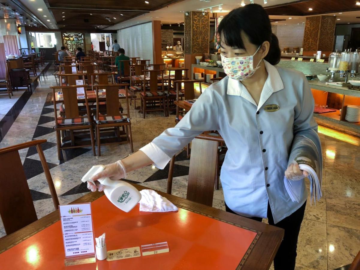 Hotel Royal Chihpin Wenquan Εξωτερικό φωτογραφία A restaurant employee wearing a face mask and gloves in Jakarta, Indonesia
