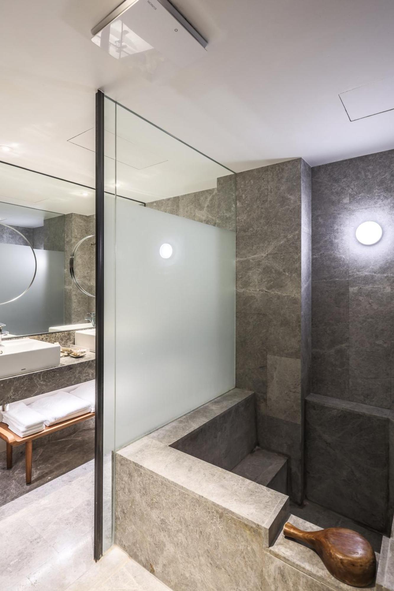 Hotel Royal Chihpin Wenquan Εξωτερικό φωτογραφία A bathroom with a glass shower enclosure