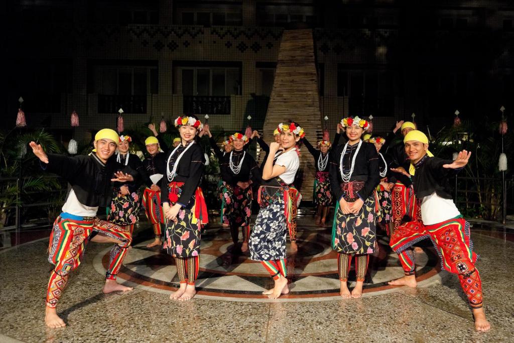 Hotel Royal Chihpin Wenquan Εξωτερικό φωτογραφία The Tausug people of Sulu, Philippines, performing the Tausug dance.