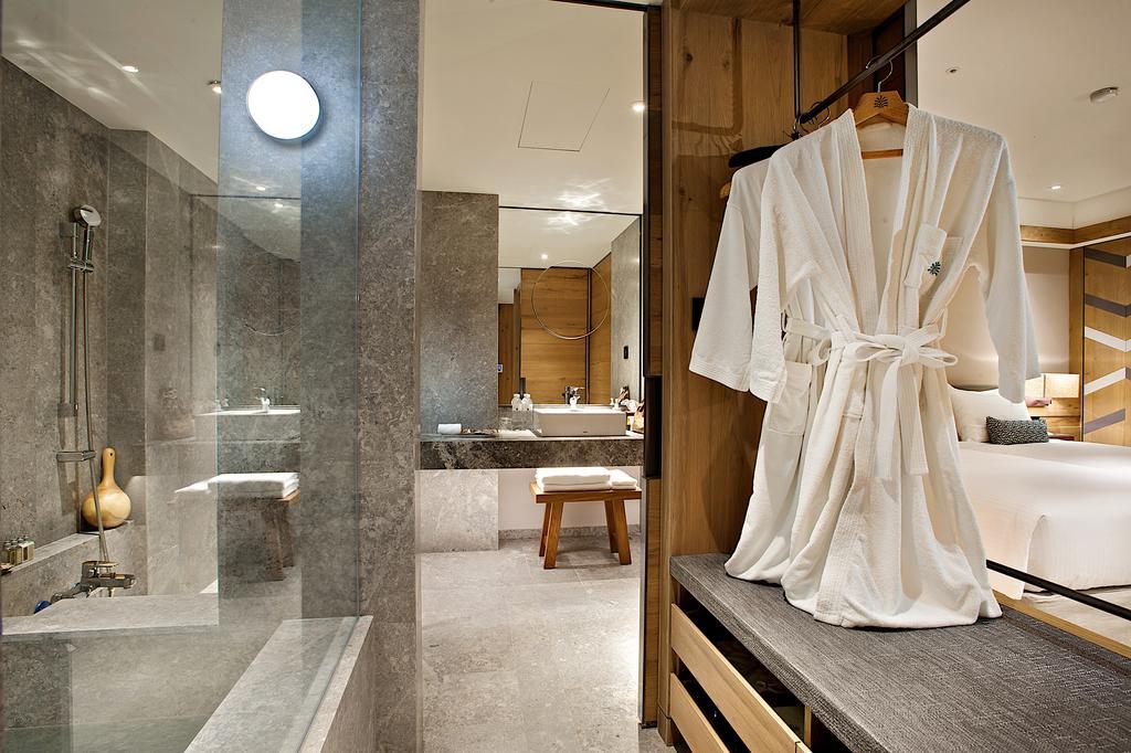 Hotel Royal Chihpin Wenquan Εξωτερικό φωτογραφία A bathrobe hanging on a bathroom door