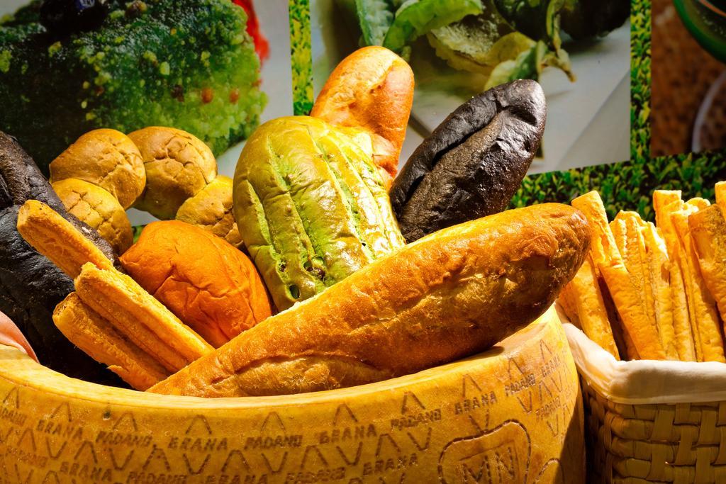 Hotel Royal Chihpin Wenquan Εξωτερικό φωτογραφία A selection of Italian bread